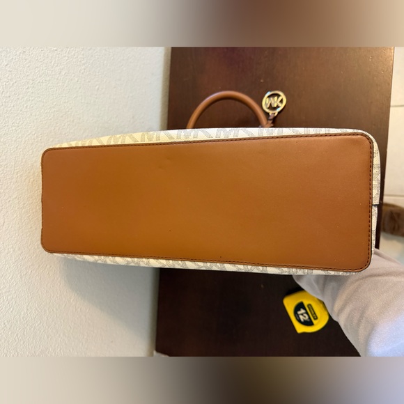 Michael Kors Savannah Large Satchel Cream and Brown Signature Tote - Picture 4 of 10